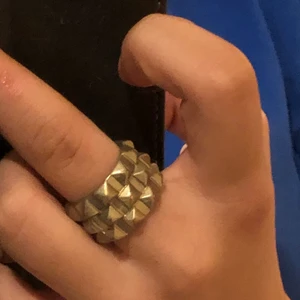 Ring - Säljer denna ringen eftersom att jag inte använder den mer. Köparen betalar frakt