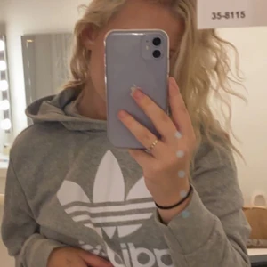 Tröja  - Säljer denna grå adidas hoodien för billigare pris även fast jag aldrig använt den, pris lapparna finns inte kvar men den är aldrig använt, bra skick 