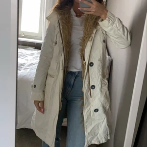 Nolita jacka  - Super varm och skön nolita jacka, ”pälsen” är hela vägen inuti och det står ”come as you are” på ryggen🤍🤍