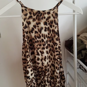 Leopard linne med liten kjol  - Jätte fint skick!