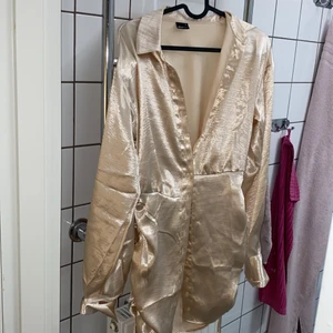 Fest blus  - En fin lång blus man kan ha på fester eller ute kvällar till jeans exempelvist! Från Ginatricot!