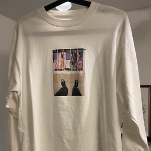 Polar Long Sleeve T-shirt - Vit långärmad T-shirt med snyggt tryck. Köpare står för frakt