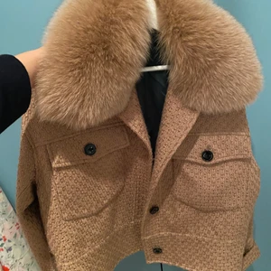 Meotine jacka - Supersnygg meotine jacka i storlek s/m! Beige/kamel färgad. Jättefin päls, bra skicka genrellt. Nypris 2.800 mitt pris 1900. Perfekta höst och vinterjackan