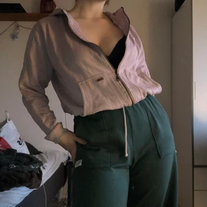 Super söt kofta - Här kommer en söt blekrosa kofta som passar till allt. Den är sparsamt använd och är utan skavanker. Den har snören ned till vilket gör att man antingen kan ha den typ croppad eller som en vanlig kofta! 💕 storleken spelar inte så stor roll och beror mer på hur man vill ha passformen!