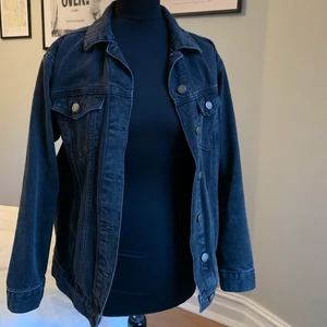 Jeans jacka - Säljer min supersnygga svarta jeansjacka. Storlek 36. 