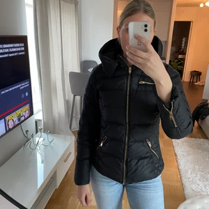 Rockanblue vinterjacka stl 38 - Rockanblue vinterjacka stl 38. Jackan är väldigt varm och är i gott skick. Finns många och bra fickor. 