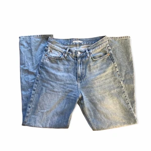 Ljusblåa straight leg jeans - Skitsnygga ljusblåa jeans jag köpt här på plick men kommer från junkyard! Säljer pga är för små för mig <3