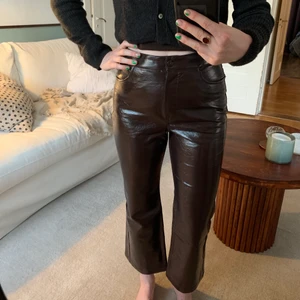 Monki, byxa, strl 36 - Brun-röd byxa, i nyskick