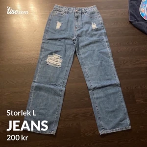 Jeans  - Mörkblåajeans storlek L men är som M i storlek. Aldrig använda. Köpta för 350 och säljer för 200kr. Frakt tillkommer på 66kr. 