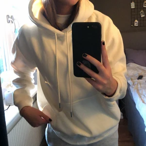 Vit hoodie strl S - Säljer min vita hoodie från hm!! Är i ett bra skick, förutom att en utav snörena är lite nopprig! Skriv i dm om du är intresserad 💗💚