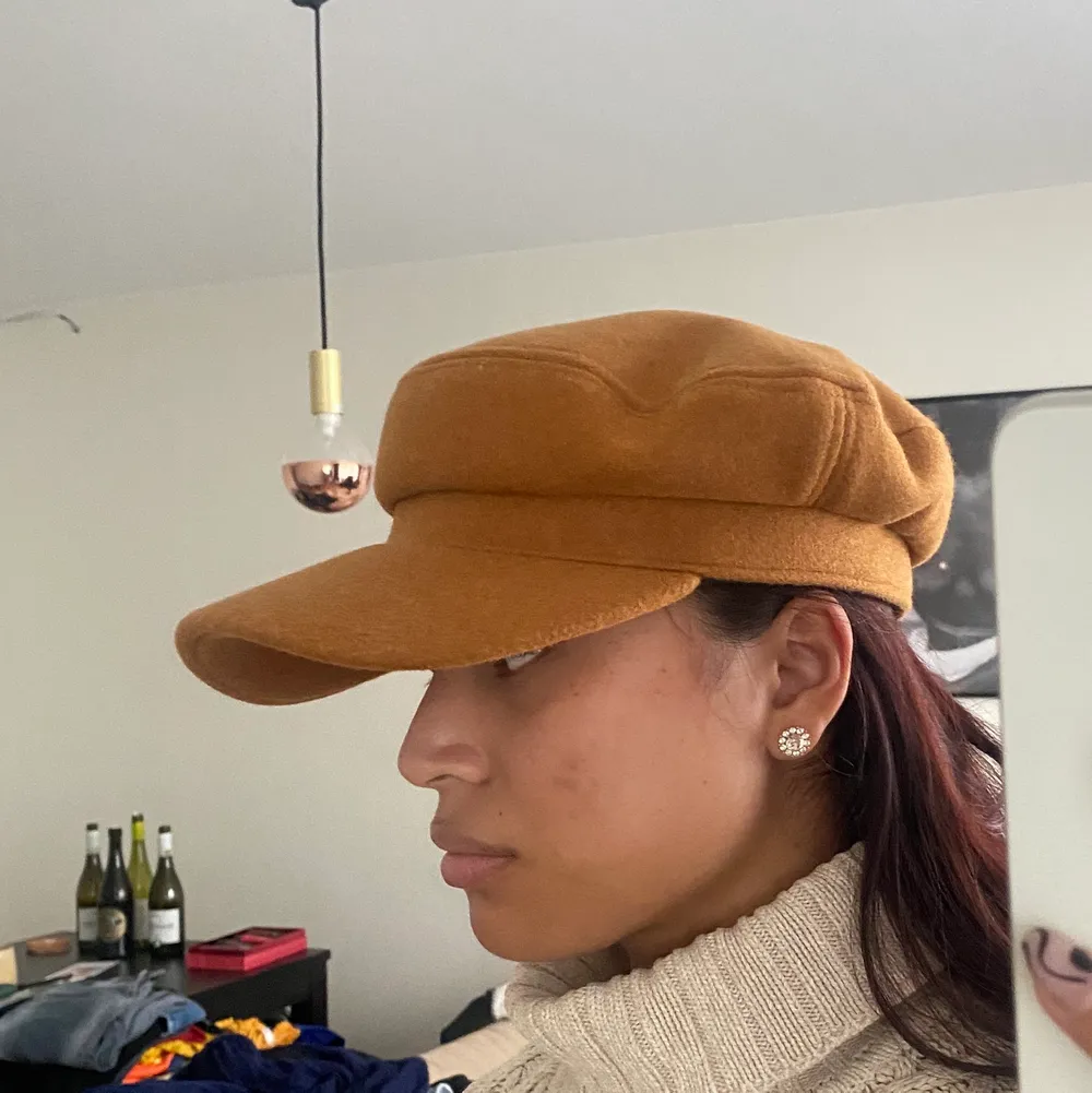 En brun beige hatt från NA-KD. Pris 100kr. Accessoarer.