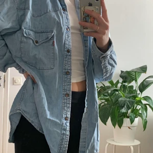 Levi’s jeansskjorta - Den perfekta jeansskjortan/overshirten/tunna jeansjackan! Köpt second hand men aldrig använd av mig. Säljer då jag har alldeles för många jackor… Lagom oversize-passform för mig som vanligtvis har M i jackor och skjortor. Fint skick, inget att anmärka på. Kan mötas i Lund annars står köparen för frakt :)