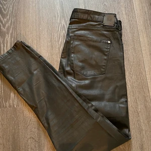 Skinn byxor - Säljer super snygga skinnbyxor från mango. Sitter super fint och är stretchiga. Säljer eftersom de har blivit för små för mig. Dem är i storlek 38. Köparen står för frakten💜💜