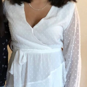 Vit klänning  - Vit klänning från Dennis maglic, endast använd i några timmar. Köpte den för 800. Har ingen användning för den då jag bara hade den på en skolavslutning. Passar perfekt till skolavslutningen i 9an och studenten