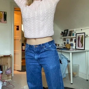 Rosa stickad - Rosa stickad tröja från hm, jättefin att vika upp och ha som magtröja och ramlar inte ner då, inga defekter💗