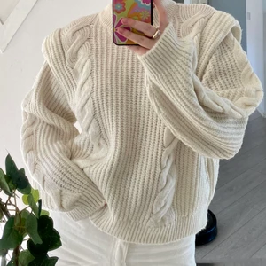 Vit stickad tröja  - Säljer en vit stickad tröja i strl M. Jättemysig! Köpare står för frakt🤍