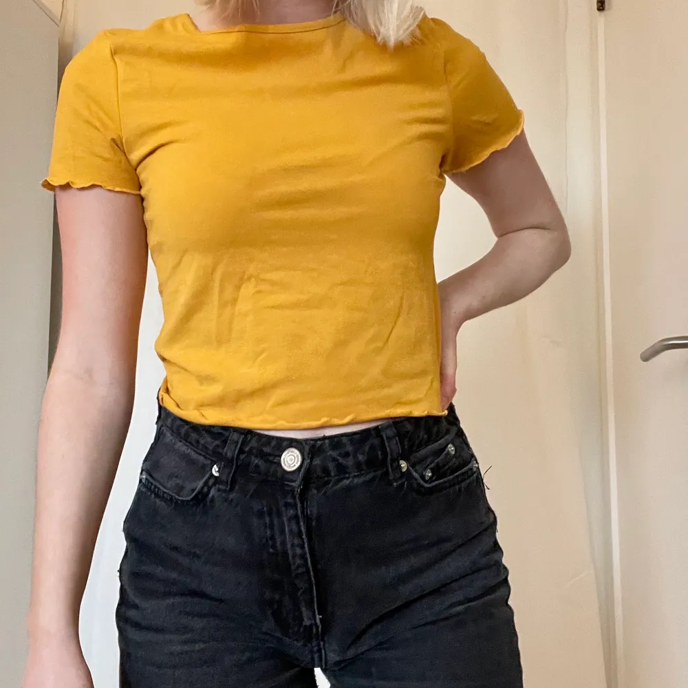 Superfin gul/orange t-shirt med små gulliga volanger i ärmar och midjan💛🧡  (Står att det är en M, men skulle säga att det är S i storleken). T-shirts.
