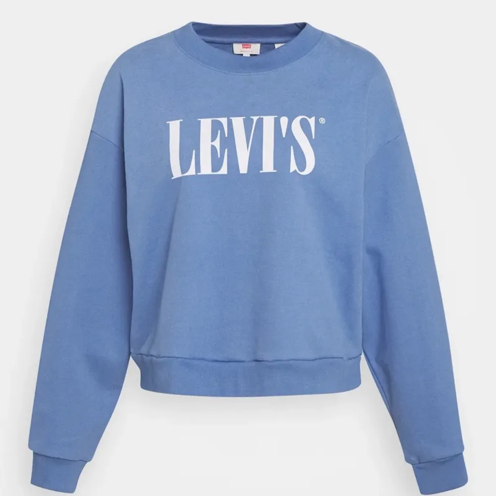 Säljer nu denna fina Levis sweatshirt då den inte kommer till användning hos mig, kom privat för mer och bättre bilder🤍🤍👍🏼. Hoodies.