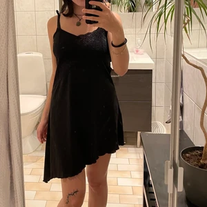 Svart klänning  - En svart klänning med spets! Jätte skönt material och har även knutit upp banden då dom va lite långa för mig 💘 ena sidan är lite längre än den andra