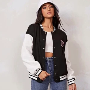 College jacka  - Säljer denna collage jacka som är från shein, jackan/koftan är oanvänd. Nypris på denna är 200kr men säljer för 150kr. Den sitter jätte fint på och det är även lite mjukt ”ull” liknande  material i insidan av jackan.