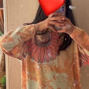 Jätte snygg höst tröja 🍂 olika färger som passar till hösten! Har aldrig använt den😉 väldigt mjuk och fin🙂🔥 Köpte den för 300 kr men säljer den för bara 150 🔥🔥 