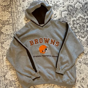 vintage hoodie - säljer min supersköna hoodie eftersom jag inte använder den så mycket som jag borde och behöver perngar, fint skick förutom några små orangea missfärgningar på ena ärmen som inte syns så mycket(tredje fotot)