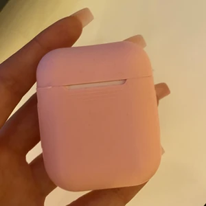 Airpod skal  - Säljer nu mitt airpod skal i rosa silikon, materialet är mjukt vilket inte skadar det ”riktiga” skalet 💕💕 