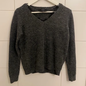 Stickad tröja - Köpt från Vera moda men passar inte mig längre, fina detaljer längst halsen som gör hela tröjan