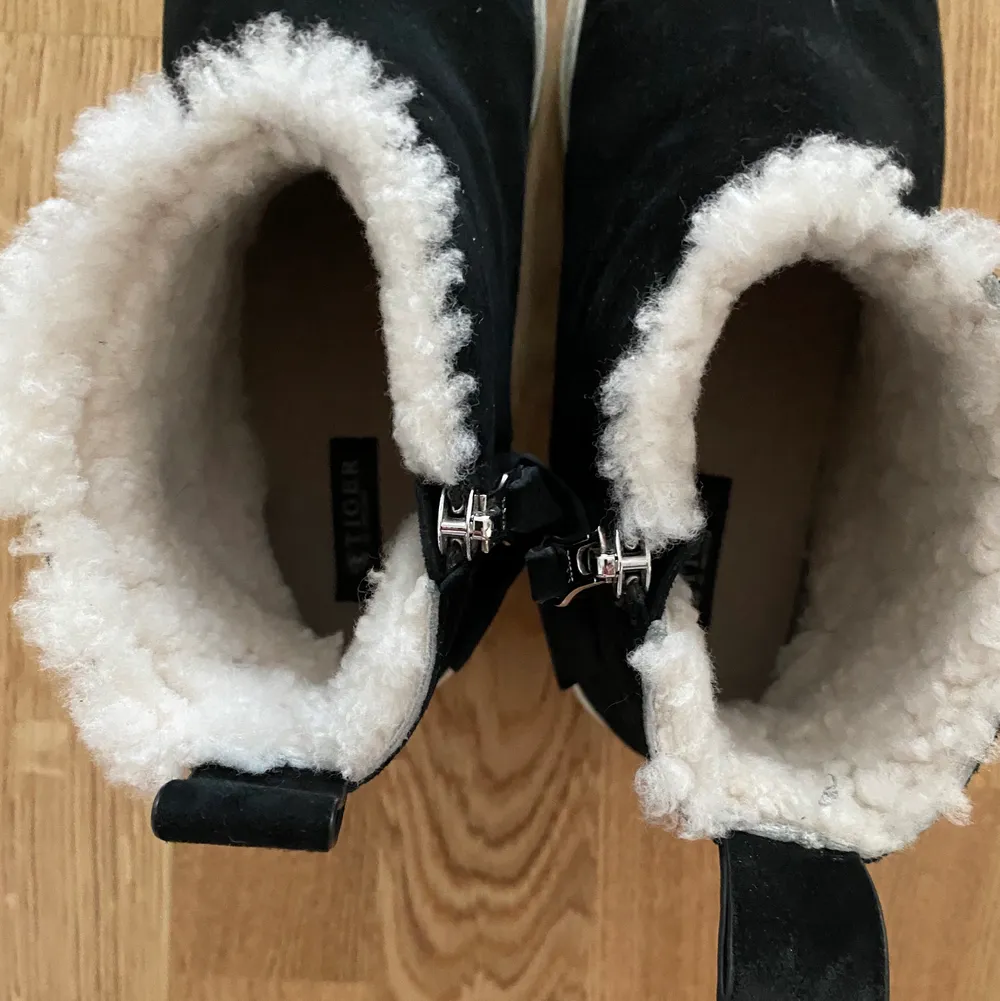 Supersköna och snygga skor från tiger som passar perfekt till höst/vinter! Använda ett fåtal gånger, de är i storlek  39. Köpare står för frakt❤️ (äkta fårskinn) . Skor.