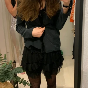 Volangkjol - Säljer en söt svart volangkjol, bilderna är lånade men egna kan skickas❤️ köparen står för frakt 