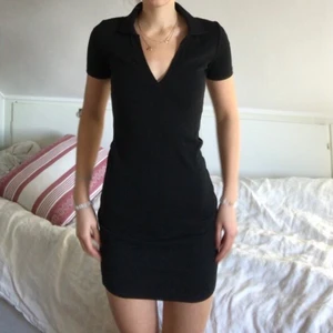 Svart ribbad klänning  - Svart ribbad klänning från zara. Använd en gång, storlek S.