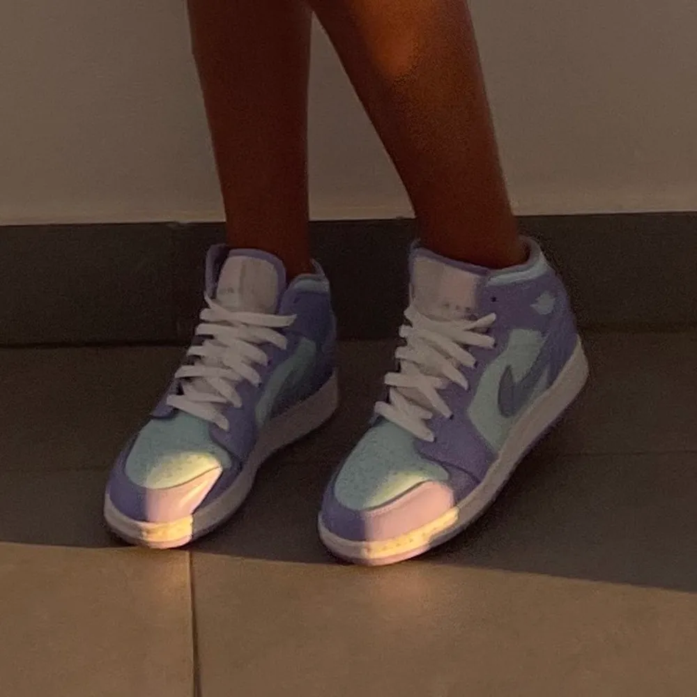 Säljer mina jordan 1s purple aqua pga att jag knappt använder de. Mycket bra skick, rena och inte creased. Har tyvärr slängt lådan under flytt men de är köpta från footlocker. Pris kan diskuteras vid snabb affär!🥰. Skor.