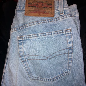Crocker Jeans - Raka, långa och lågmidjade Crocker Jeans. Storlek W32L32 men små i storlek och passar kanske W27/W28. Går ner till golvet på mig som är 172 cm. 
