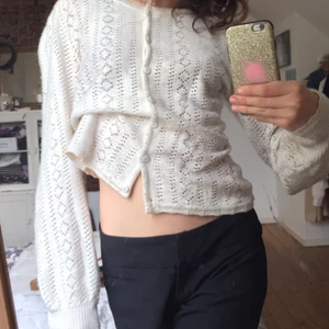 Stickad tröja  - En fin stickad tröja med lite puff armar och knappar. Fint skick!💕