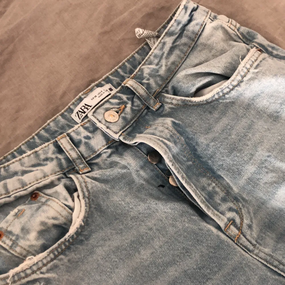 Snygga slitna jeans från zara, straight fit kan man säga. Fin ljusblå färg med slitningar lite överallt. Storlek 38. Köparen står för frakten.. Jeans & Byxor.