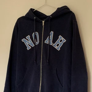 NOAH nyc hoodie  - Tjenixen, säljer denna Noah tröjan pga att den dessvärre blivit för liten… nypris låg på runt 1600kr. Jag tar bud ifrån 500 kr! Köp direkt för 849(fraktat) 