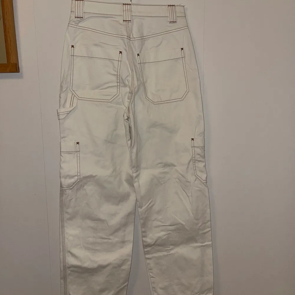 Vita Gwyneth weekday byxor med bruna sömmar, knappt använda! . Jeans & Byxor.