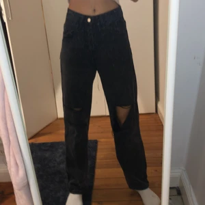 Jeans - Svarta jeans from Monki 💘 använt max 5ggr. Ord pris: 299kr. Pris kan diskuteras 