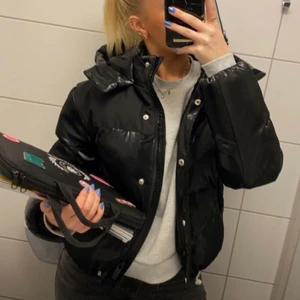 Jacka - Tänkte sälja min fina vinterjacka som är sparsamt användt under förra vintern och i väldigt fint skick. Fler bilder kan fixas om det önskas💜💜 (har en jättestor hoodie på min på sista bilderna därav att den ser väldigt tajt ut) jag har vanligtvis S och det passar mig utmärkt!!