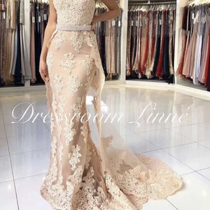 Festklänning  - En riktig fin festklänning som jag andvänt 1 gång på ett brölopp, ny pris 8000 men säljer den för 3000. Verkligen jätte bra stick. Kom dm för fler frågor