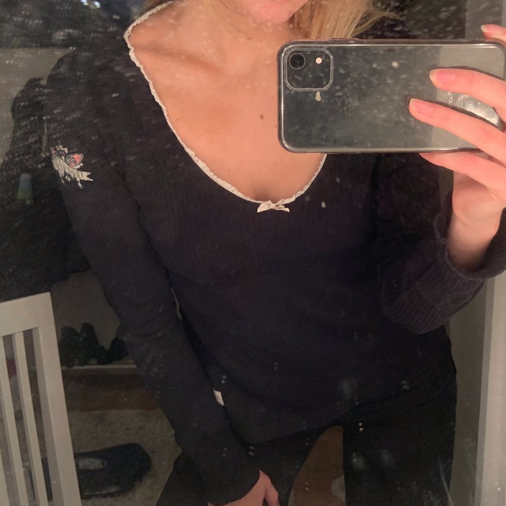 Säljer denhär fina långärmade odd Molly tröjan. Använde den nån gång för några år sedan men tyckte aldrig att jag passade i deras tröjor så den har bara legat i byrån❤️ tycker själv att andra passar väldigt bra i den vilket var därför jag köpte den från första början 😁 väldigt bra skick! Visste inte riktigt vilken kategori den tillhörde, men men! Går alltid att diskutera pris 👏🏻. Blusar.