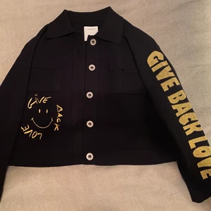 Sandro Paris jacka  - Säljer den här asballa jackan ifrån Sandro, den är i storlek 1 vilket motsvarar en S, använd 2 ggr!! Köpte den för ca 2400🖤🖤