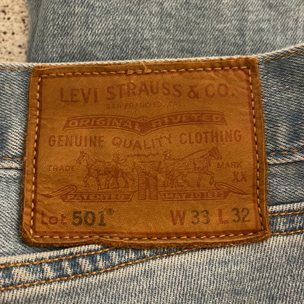 Levis 501 blå, köpte för inte så längesen bra skick. Kom med bud vet inte vad man ska sälja dom för😀. Jeans & Byxor.