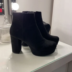 Svarta klackar  - Svarta klackskor, använda en gång                                                                    strl 40  från din sko (attitude)   