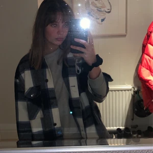 Zara kappa - Kappa/jacka från Zara i använt men bra skick. Storlek L. Passar xs-l beroende på hur man vill att den ska sitta. Den är oversize på mig och är 168 cm lång.