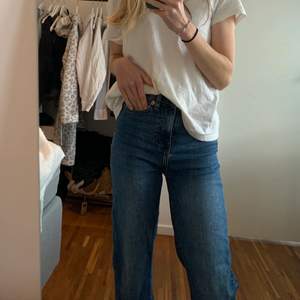 Snygga mörkblå jeans från Lager 157☺️ Straight leg, men ”går ut” lite längst ned. Jag är 160 lång, fler bilder kan skickas! 