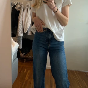 Mörkblå jeans  - Snygga mörkblå jeans från Lager 157☺️ Straight leg, men ”går ut” lite längst ned. Jag är 160 lång, fler bilder kan skickas! 