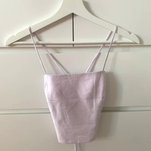 Ljuslila linne - Gullig topp från Zara, oanvänd då den är för liten, som visat är det knytning i ryggen 🥰