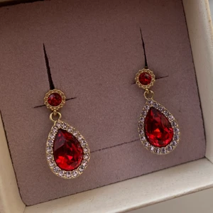 Lily and Rose örhängen - Röda och guldiga örhängen från lily and rose, oanvända, sälja för att dem aldrig kommer till användning. ❤️‍🔥