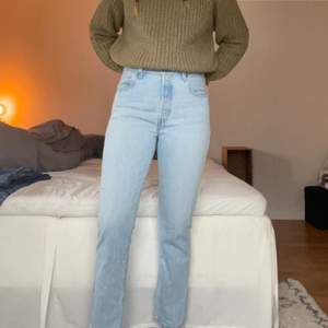 Levis jeans 501 aldrig använda då jag fick dem i present men de är lite för stora. Köpta för 999kr. Storlek saknas på lappen? Står bara W L och saknas mått. Men min gissning skulle vara att jeansen är W30 L34. Lite stora på mig som vanligtvis har storlek 40 i jeans. Passar i längden om man är cirka 170-180cm. 